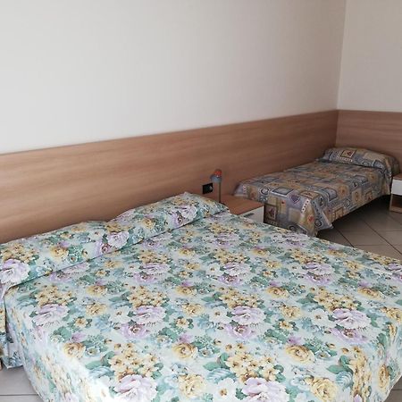 Residence Roberta Con Piscina - Agenzia Cocal Caorle Buitenkant foto
